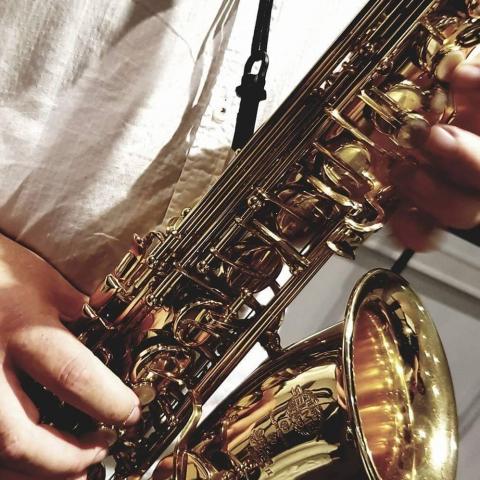 troc de  Jeune professeur donne cours de saxophone, sur mytroc