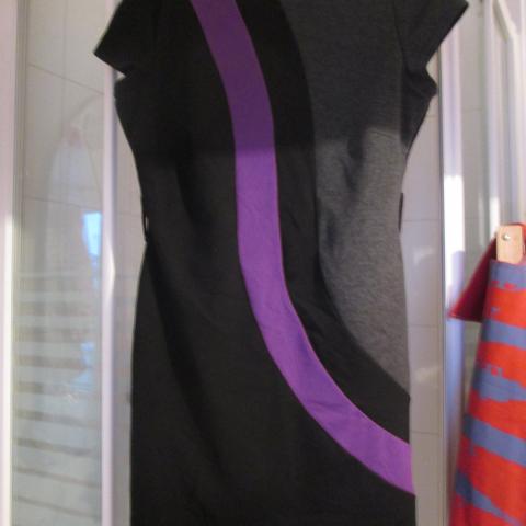troc de  Robe noire grise et violette taille 40-42, sur mytroc