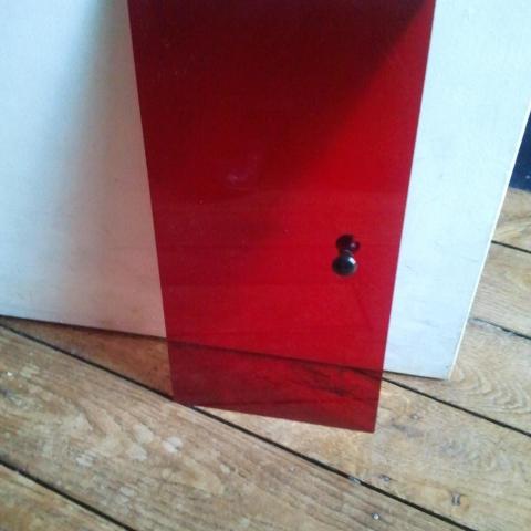 troc de  porte en plexiglas rouge transparente 34 x 16,5, sur mytroc