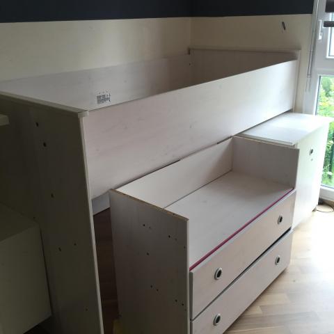 troc de  Lit surélevé couleur blanc rose avec commode et bureau, sur mytroc