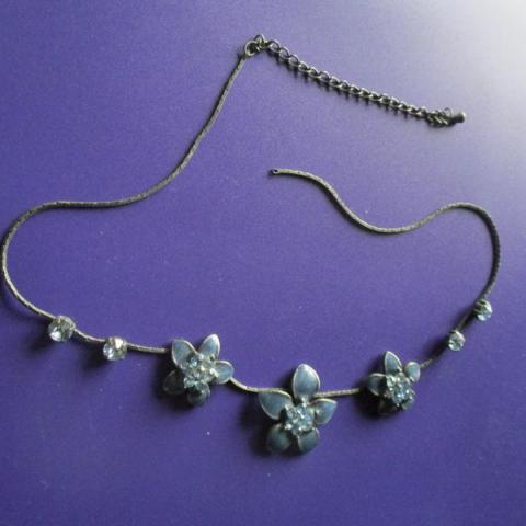 troc de  collier bleu cassé à réparer ou récupérer les fleurs en métal, sur mytroc