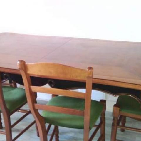 troc de  Grande table et quatre chaises en merisier, sur mytroc