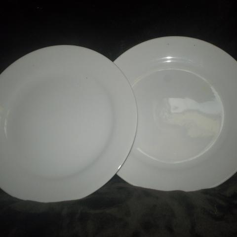 troc de  2 assiettes plates Blanches, sur mytroc