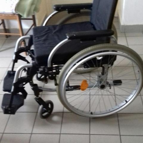 troc de  je loue mon fauteuil roulant manuel avec son coussin, sur mytroc
