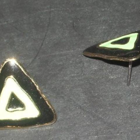 troc de  boucle d'oreilles triangle vert amande et noir, sur mytroc