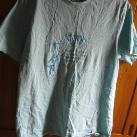 troc de  tee shurt bleu ciel  taille  38  decathlon, sur mytroc