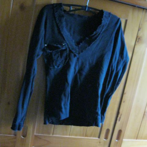 troc de  petit pull noir taille 36, sur mytroc