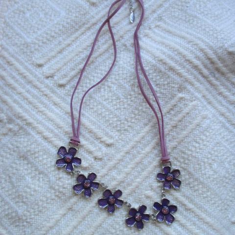 troc de  collier fleurs violettes lien cuir neuf, sur mytroc