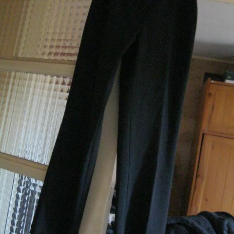 troc de  pantalon noir taille 34, sur mytroc