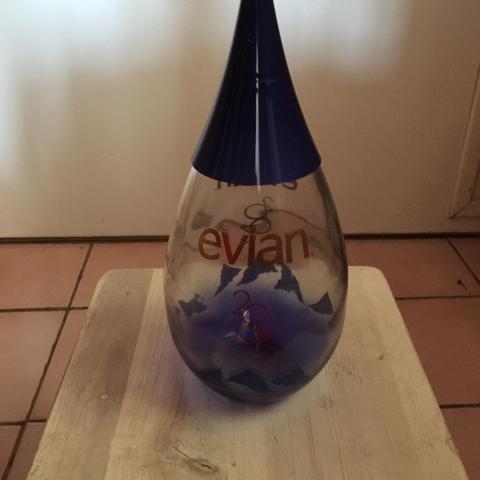 troc de  Bouteille Goutte d'eau carafe collector Evian 2002, sur mytroc