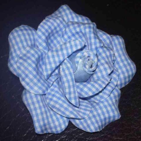 troc de  broche en forme de rose en tissu vichy bleu et blanc, sur mytroc